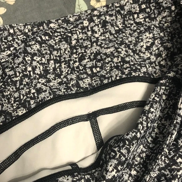 Lululemon Floral Patterned High-Waisted Ankle Pocket Leggings in Gray Size 8 - Picture 3 of 8